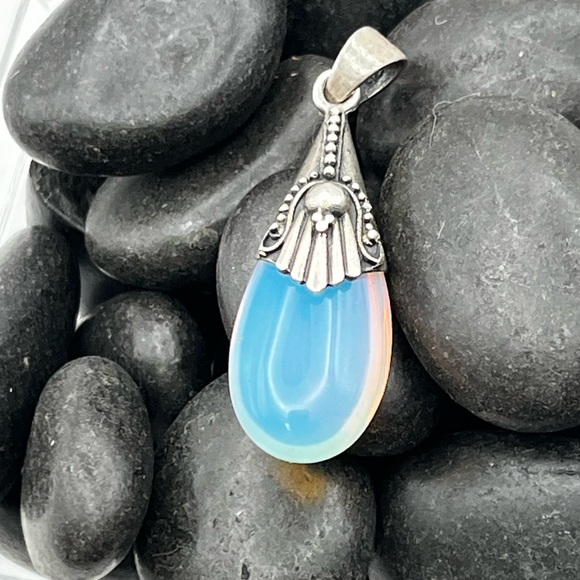 The most beautiful hand carved sterling silver moonstone drop pendant. - Picture 1 of 4